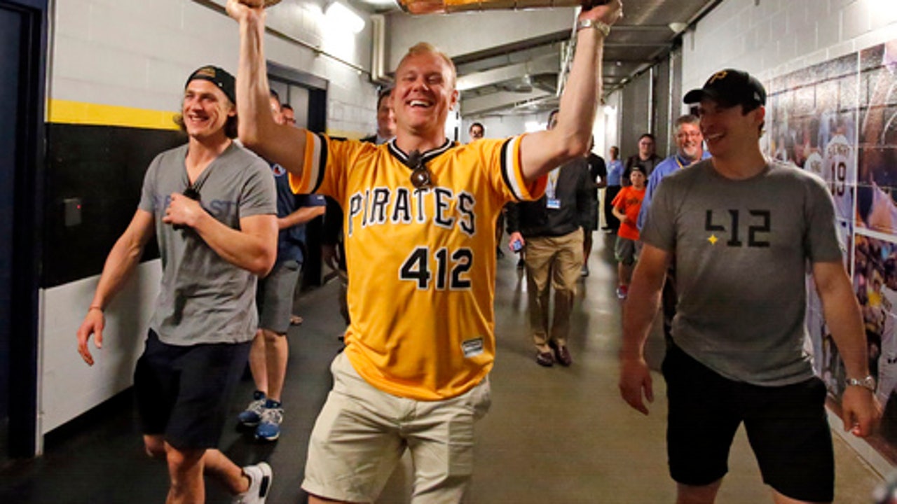 650,000 fans at parade cheer Penguins for Stanley Cup win